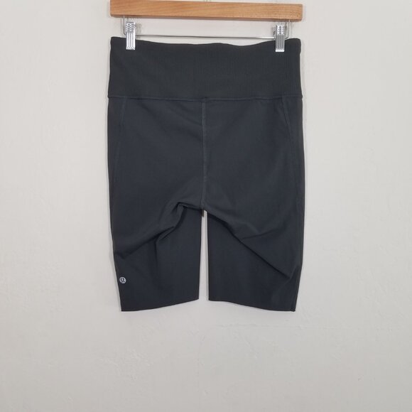 Like New Lululemon Shorts Size 8 - Picture 3 of 6